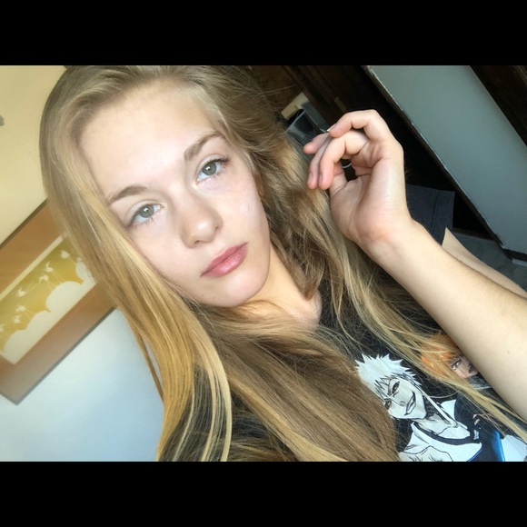 Meet your Posher, Erica - Picture 2 of 5